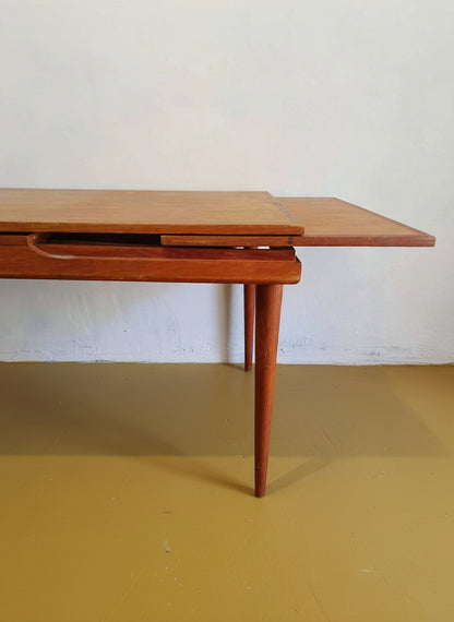 Tavolo danese in teak anni 60 con allunga estratta, vista laterale
