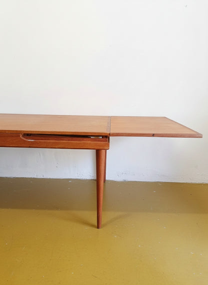 Tavolo danese in teak anni 60 con allunga completamente estratta, vista laterale