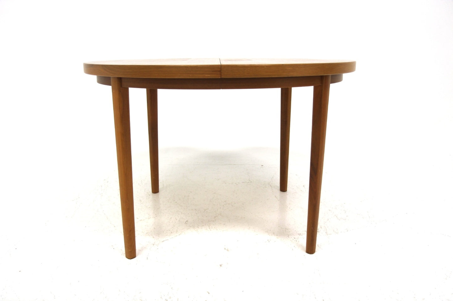 Tavolo rotondo svedese anni '60 in noce chiuso  Ø 110 cm, gambe coniche affusolate, vista frontale