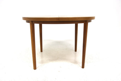 Tavolo rotondo svedese anni '60 in noce chiuso  Ø 110 cm, gambe coniche affusolate, vista frontale