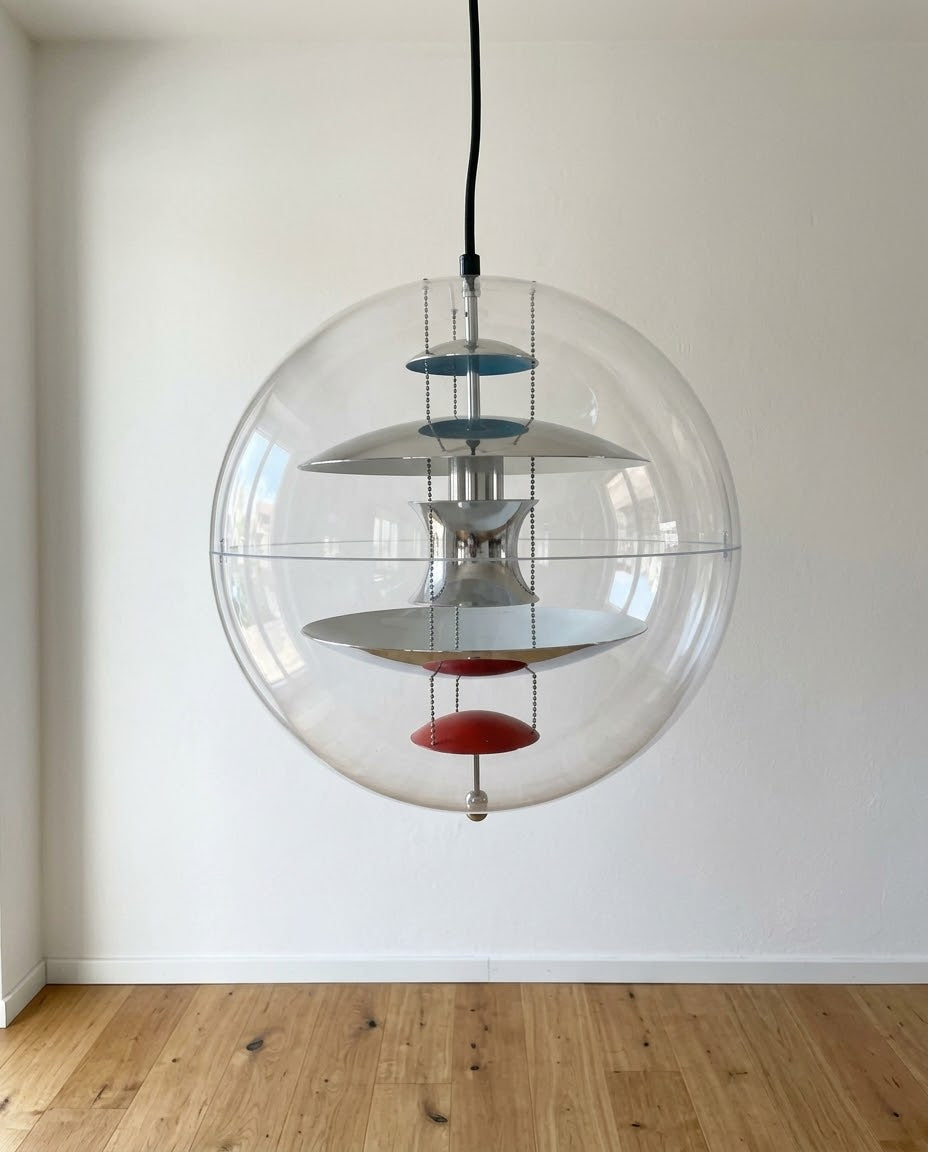 Lampada a sospensione VP Globe di Verner Panton, sfera in acrilico trasparente con riflettori in alluminio e accenti blu e rossi
