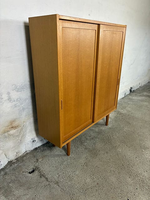 Vista angolare cabinet Hundevad, gambe affusolate originali
