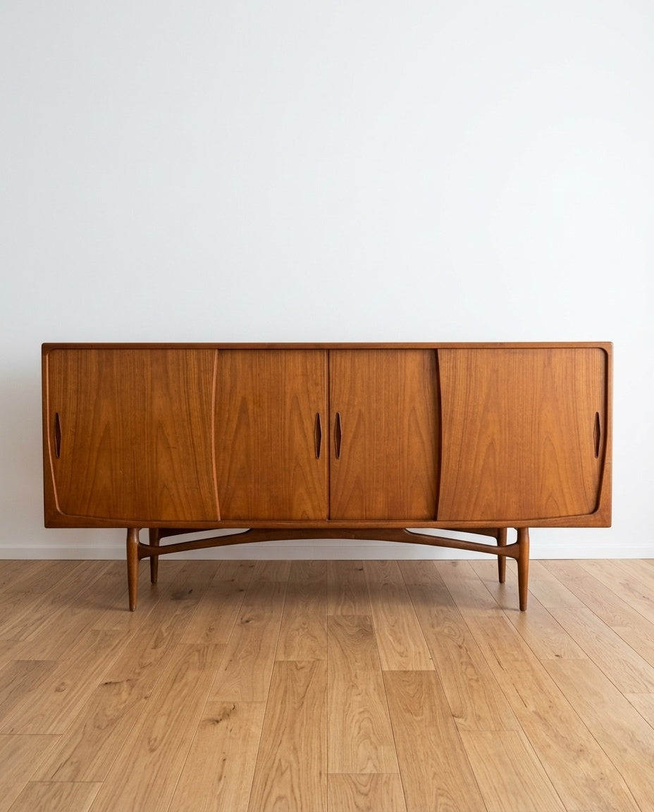 Vista frontale credenza danese anni '50 in teak - base con gambe organiche e traversa ad arco, quattro ante scorrevoli