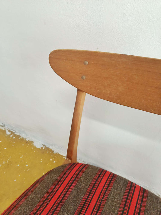 Vista frontale sedia scandinava gambe tornite affusolate schienale semicircolare teak naturale