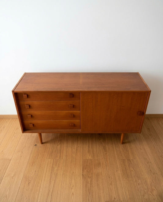 Vista frontale sideboard danese anni '60 in teak - sezione cassetti a sinistra e anta scorrevole a destra