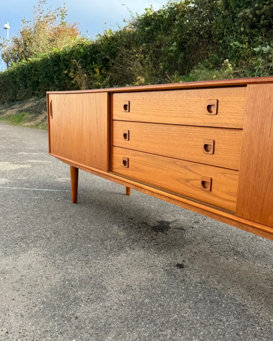 Vista frontale sideboard scandinavo formato esteso presenza architettonica design teak