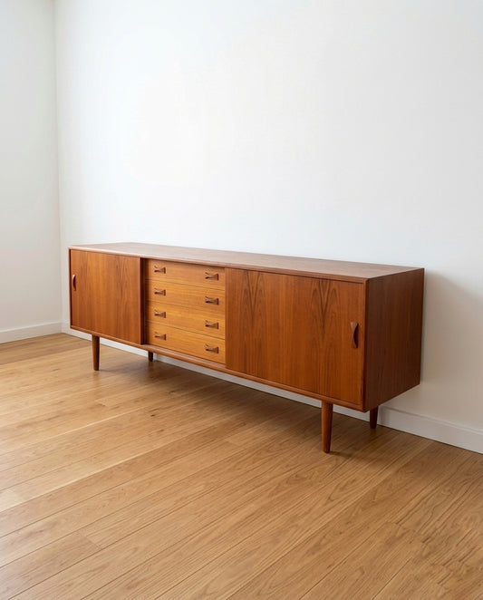 Vista laterale sideboard danese vintage in teak 209cm - profilo basso H.69cm, gambe coniche affusolate