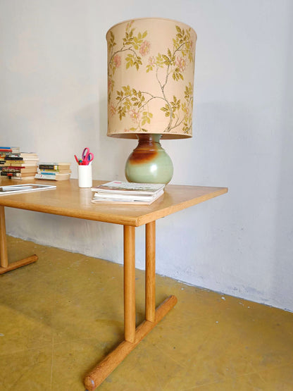 `Vista laterale tavolo quercia chiara base centrale design nordico