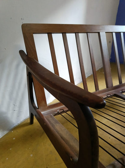 Bracciolo curvato in teak e supporto a molle del divano 2 posti Bertil Fridhagen design svedese vintage