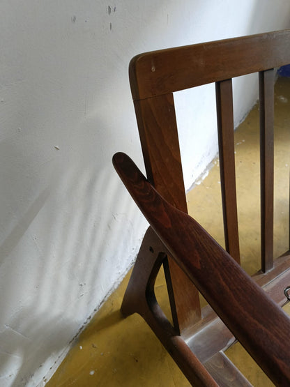 Dettaglio struttura in teak del divano Bertil Fridhagen anni '50, giunzione bracciolo e schienale a stecche