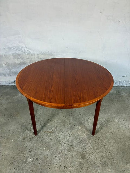 Tavolo da pranzo teak danese anni '60 in configurazione massima 219 cm, otto posti, dall'alto