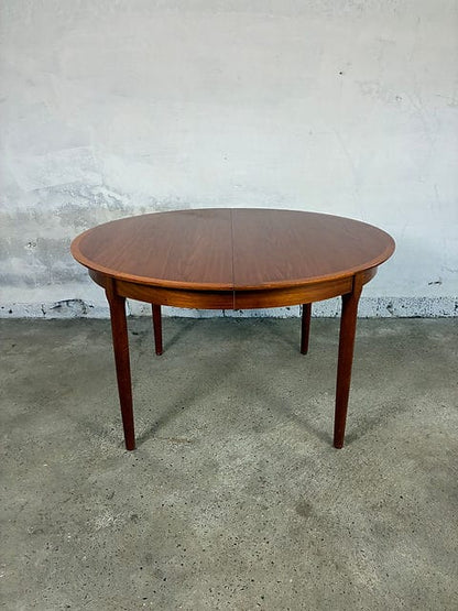 Tavolo da pranzo teak danese anni '60 in configurazione chiusa, quattro posti, vista frontale