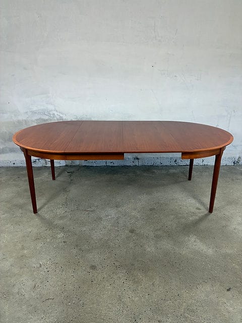 Tavolo teak danese completamente allungato 219 cm, due prolunghe inserite, vista frontale