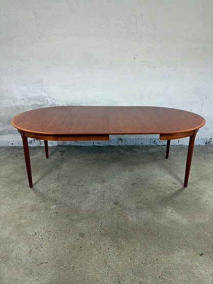 Tavolo teak danese completamente allungato 219 cm, due prolunghe inserite, vista frontale
