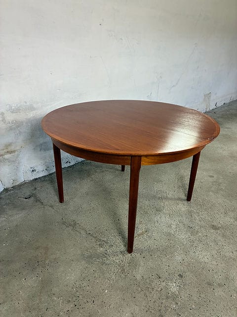 Tavolo da pranzo teak danese anni '60 in configurazione massima 219 cm, otto posti, vista laterale