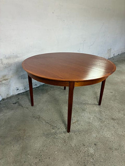 Tavolo da pranzo teak danese anni '60 in configurazione massima 219 cm, otto posti, vista laterale