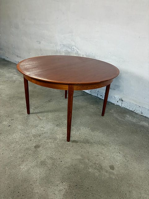 Tavolo da pranzo teak danese anni '60 in configurazione massima 219 cm, otto posti, vistalaterale destra