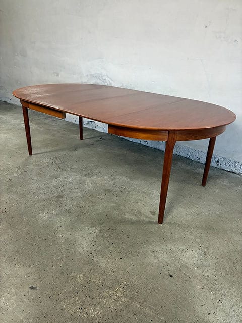 Tavolo teak danese completamente allungato 219 cm, due prolunghe inserite, vista angolare