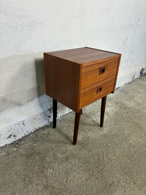 Comodino vintage danese anni '60 in teak con due cassetti, vista frontale tre quarti sinistra