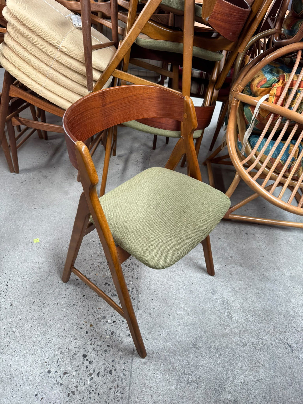 Sedie set di 6 danesi vintage anni '60 Henning Kjærnulf | schienale curvo | teak | 100vnt47