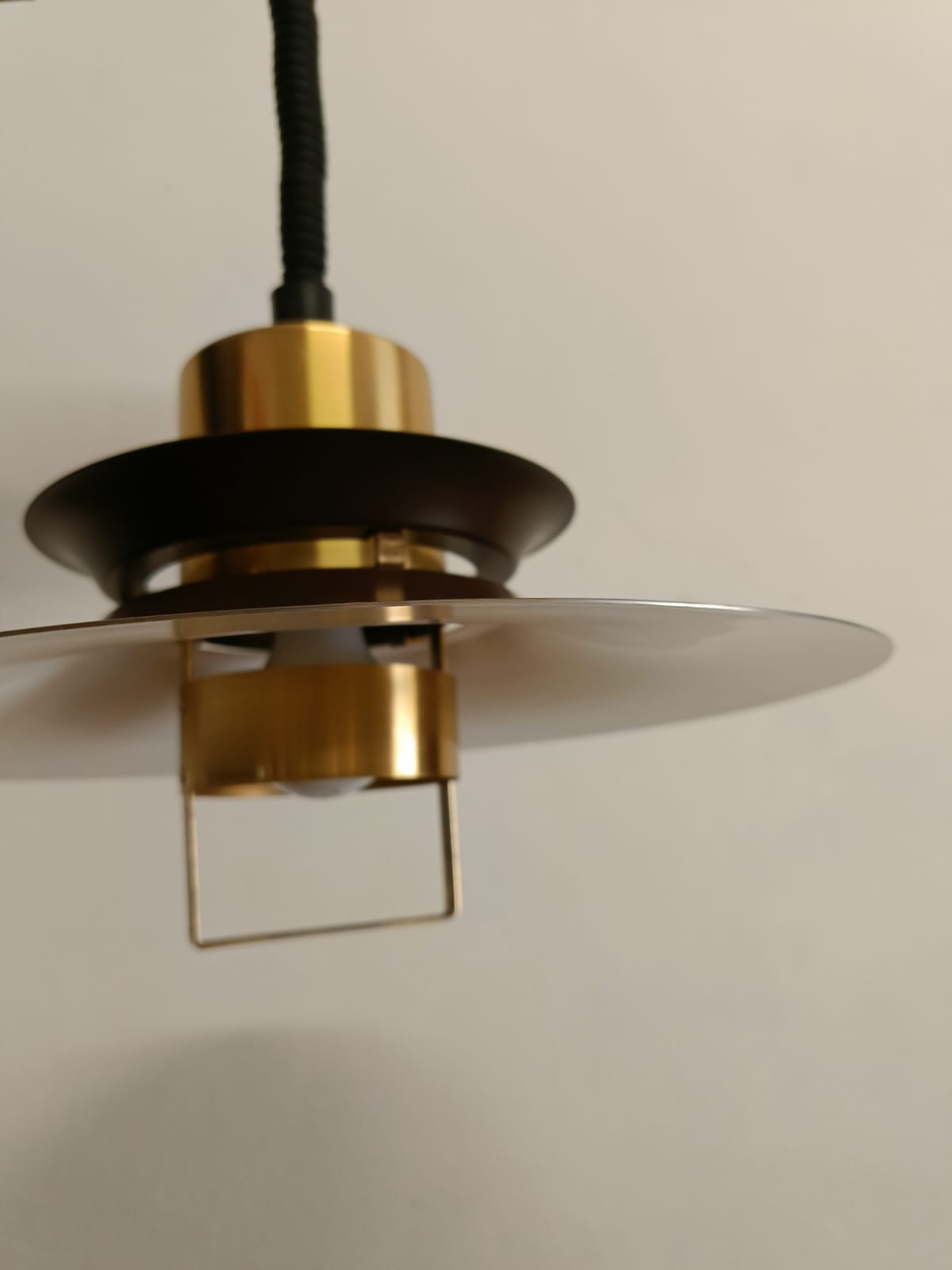 Lampada Sospensione Danese Anni '60 | Nero Ottone | Dischi | 40cm