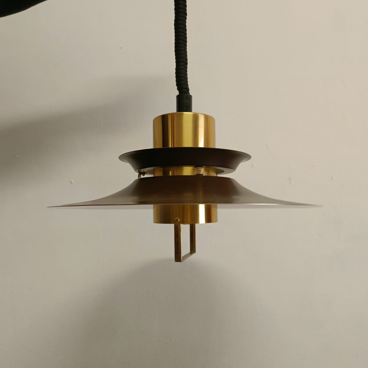 Lampada Sospensione Danese Anni '60 | Nero Ottone | Dischi | 40cm