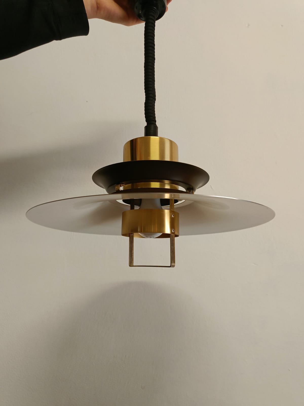 Lampada Sospensione Danese Anni '60 | Nero Ottone | Dischi | 40cm