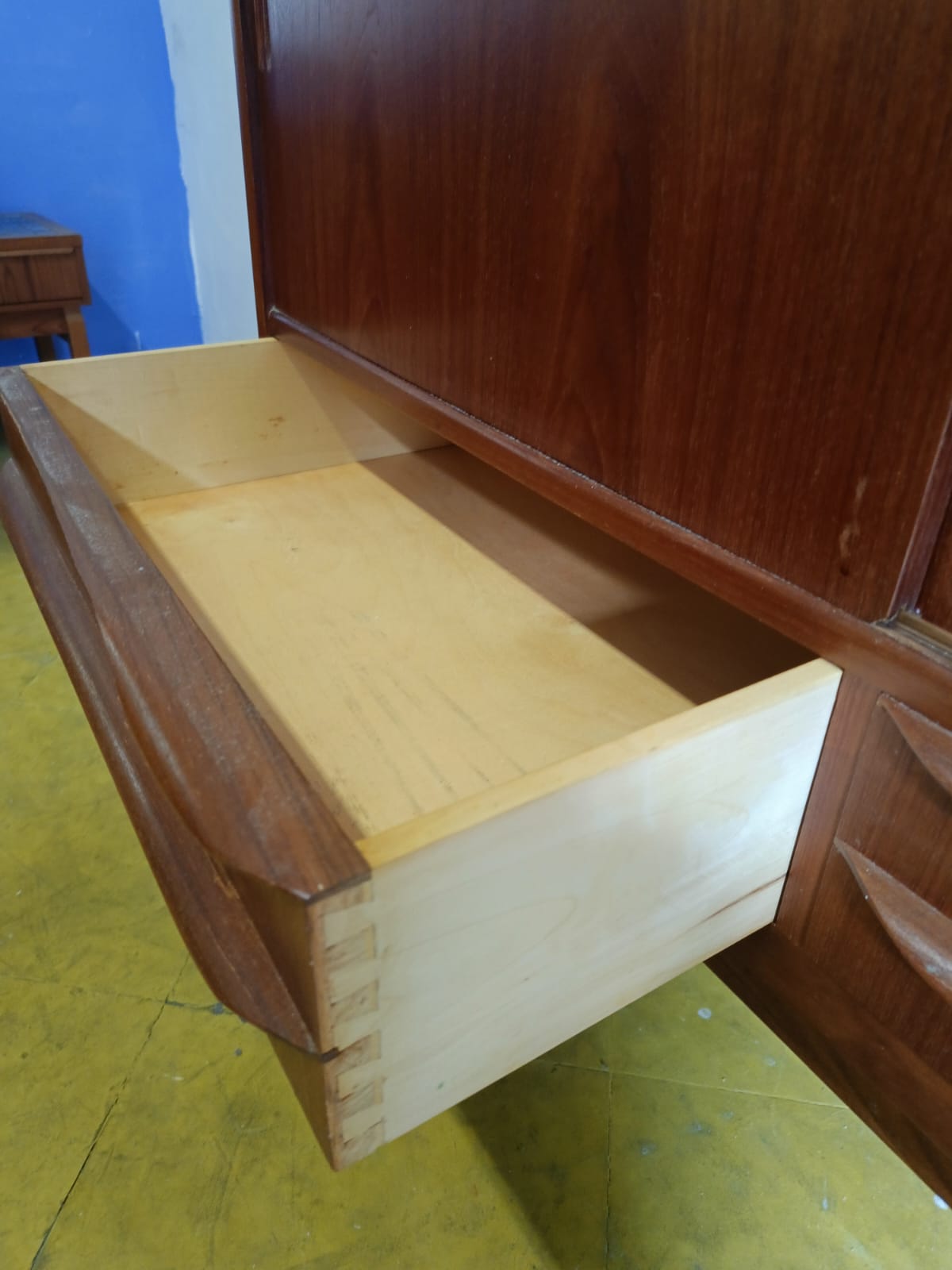 Armadio bar danese in teak anni 60, dettaglio cassetto aperto con fondo in legno chiaro