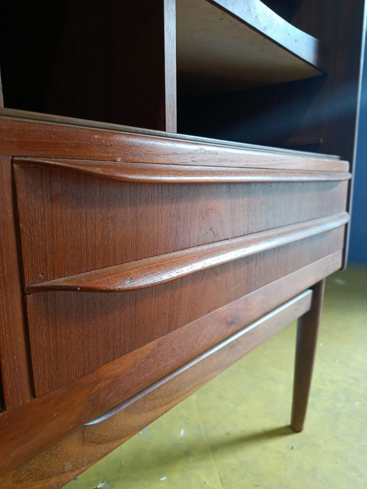 Armadio bar danese in teak anni 60, dettaglio cassetti inferiori con maniglie a intaglio curvilineo