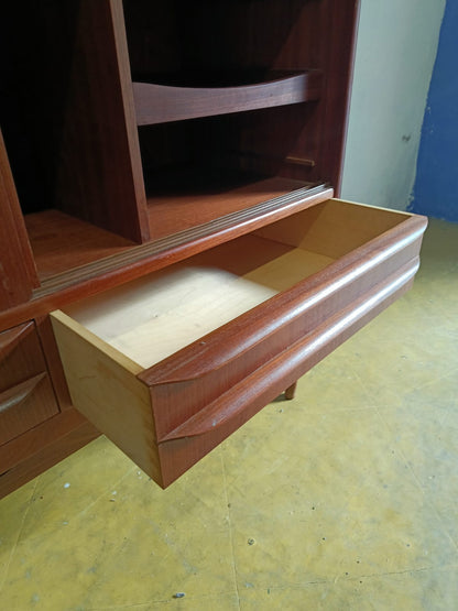 Armadio bar danese in teak anni 60, cassetto inferiore aperto con interno in legno chiaro

