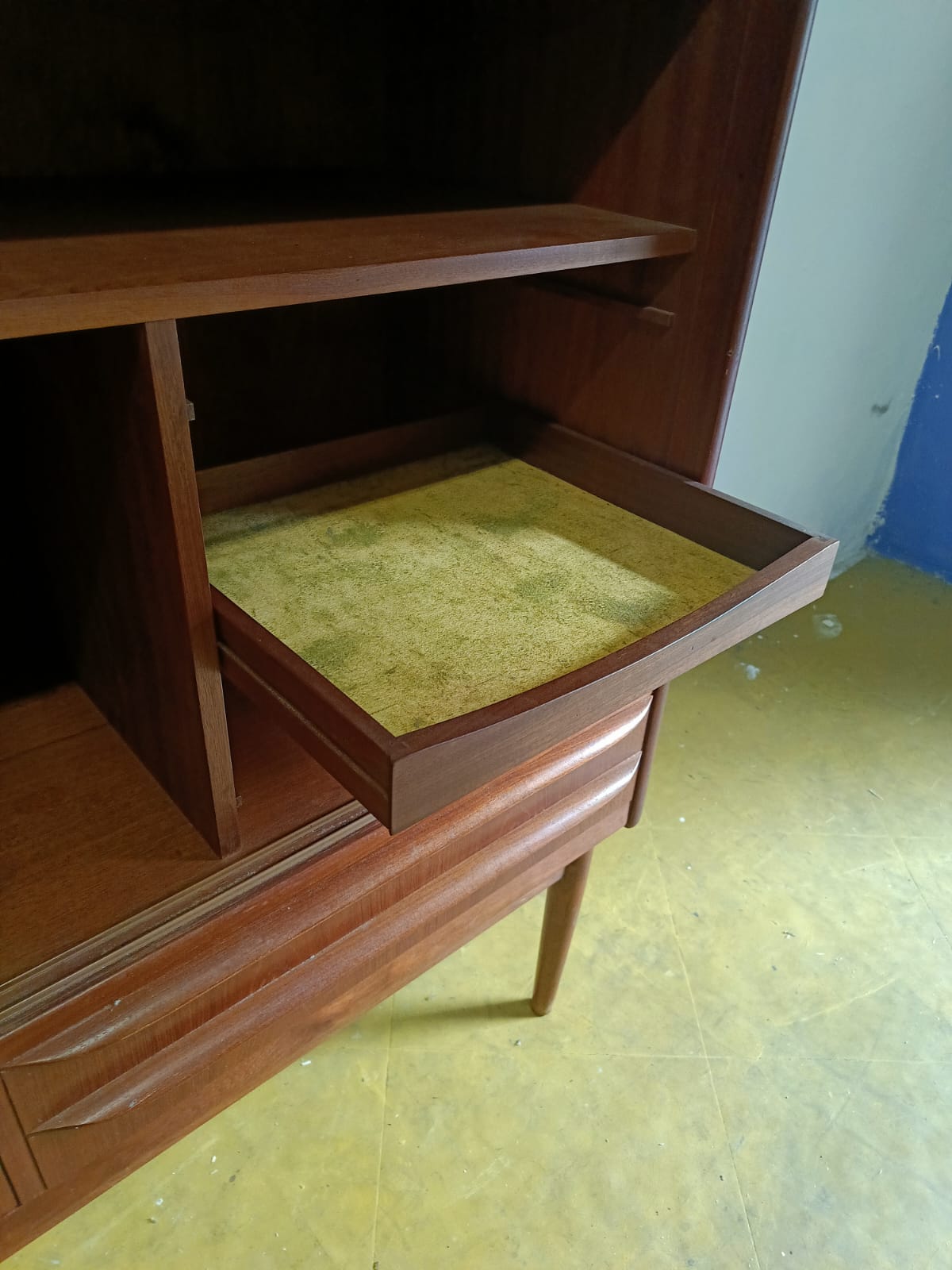 Armadio bar danese in teak anni 60, cassetto inferiore aperto 