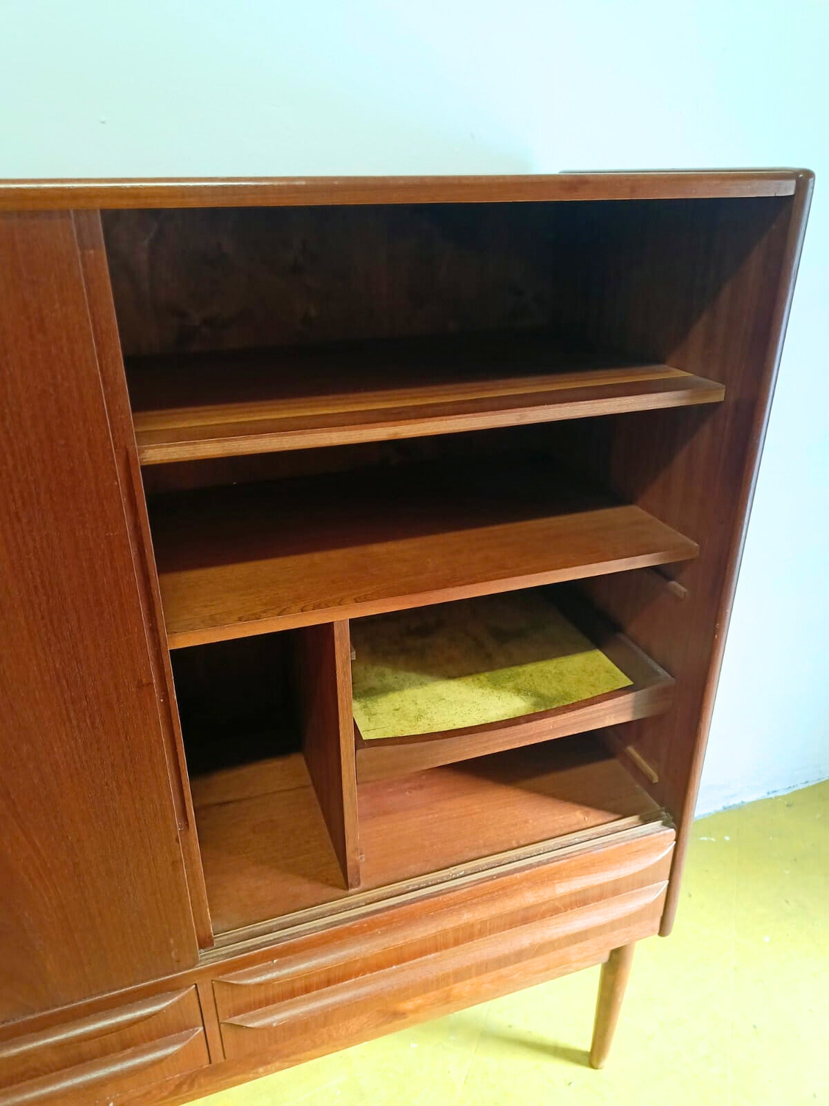 Armadio bar danese in teak anni 60, vano laterale con ripiano e piano estraibile in legno
