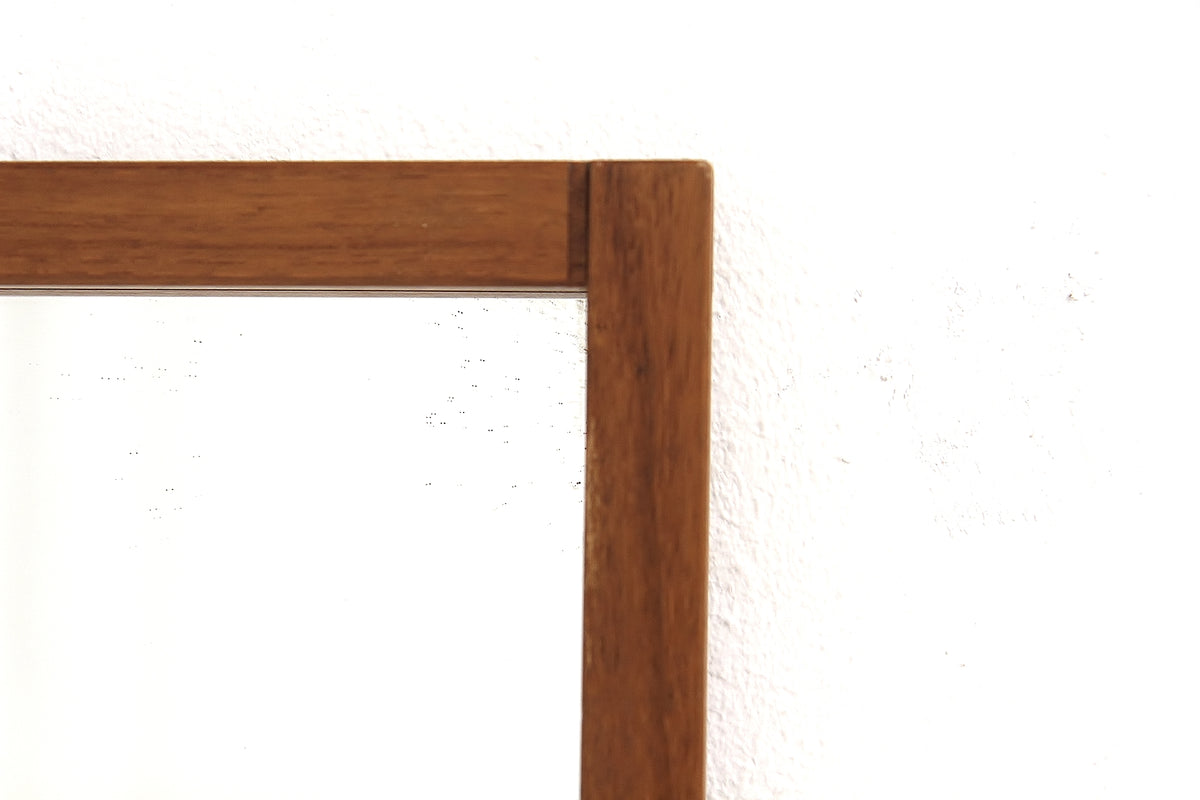 Specchio Glas Mäster, dettaglio angolo superiore della cornice in teak