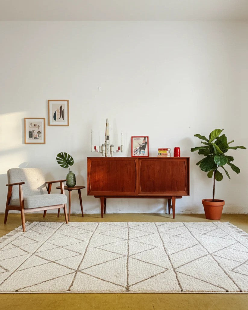 Credenza Arne Vodder danese in teak, ante sagomate a tamburo, in soggiorno con poltrona, ficus e monstera, tappeto berbero, 180 cm