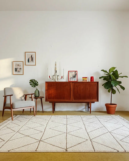 Credenza Arne Vodder danese in teak, ante sagomate a tamburo, in soggiorno con poltrona, ficus e monstera, tappeto berbero, 180 cm