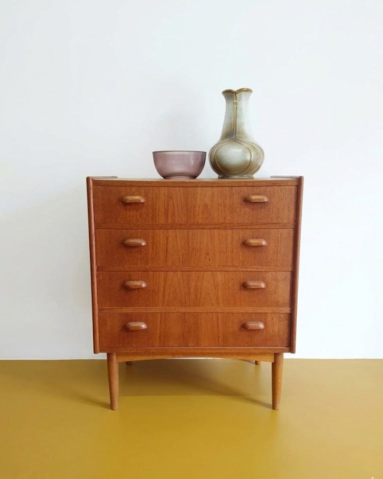 Cassettiera danese anni 50 in teak, vista frontale, quattro cassetti con maniglie a goccia ovale scolpite in teak e gambe affusolate