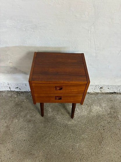 Comodino design danese anni '60 in teak, vista dall'alto del piano e dei cassetti
