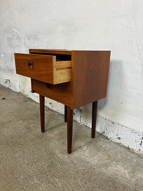 Comodino danese vintage in teak con cassetto aperto, dettaglio degli incastri interni