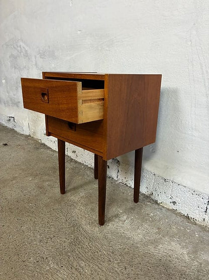 Comodino danese vintage in teak con cassetto aperto, dettaglio degli incastri interni
