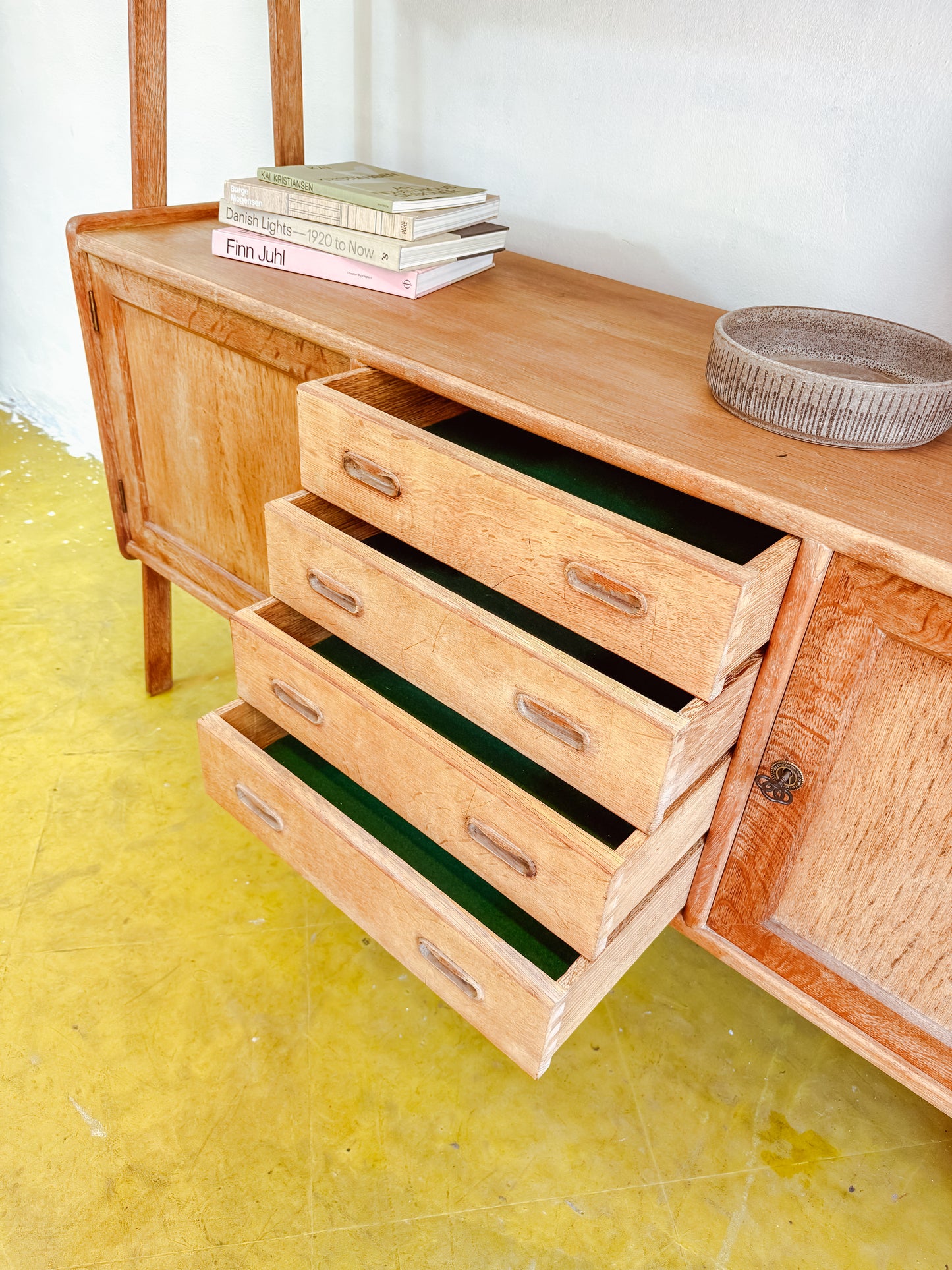 Parte inferiore quattro cassetti centrali credenza rovere verticale