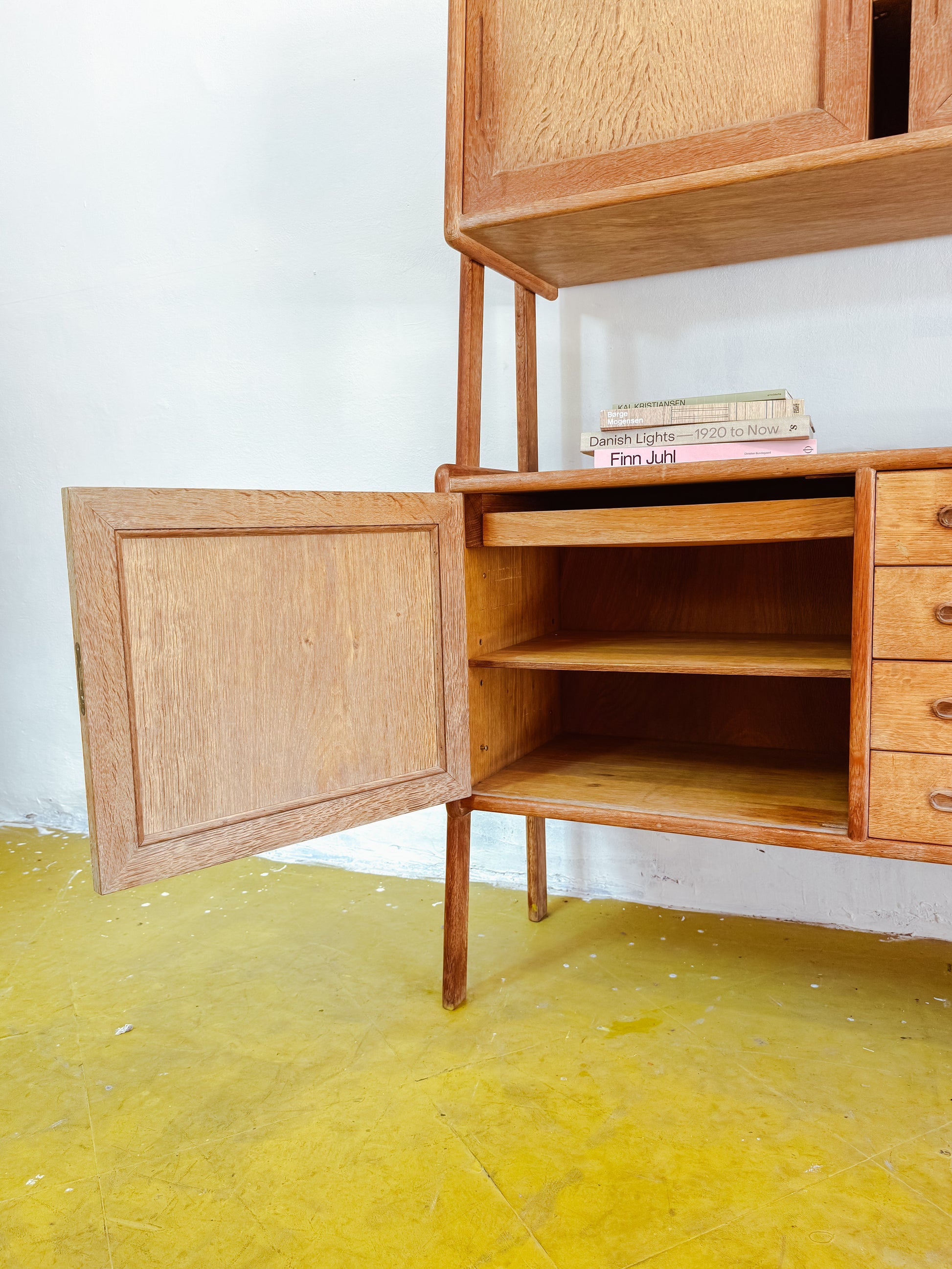 Gambe sottili inclinate stile scandinavo credenza doppio livello