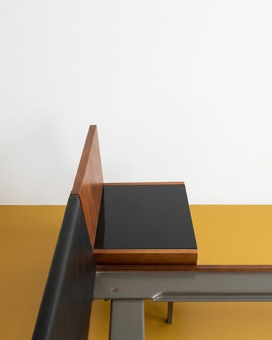Dettaglio testiera nera e comodino integrato in teak del letto Wegner Getama