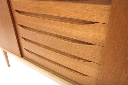 Sideboard svedese anni '60 in teak, vista dall'alto con dettaglio cornice e maniglia
