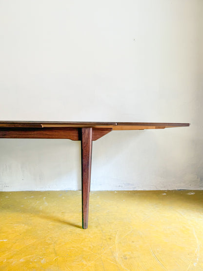 Gambe affusolate organiche design danese mid-century