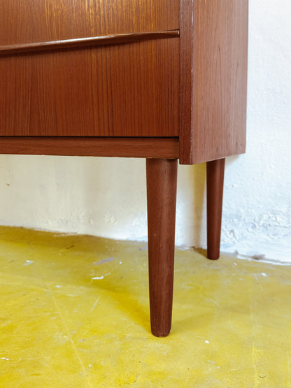 Particolare gambe coniche affusolate altezza media equilibrio visivo cassettiera teak