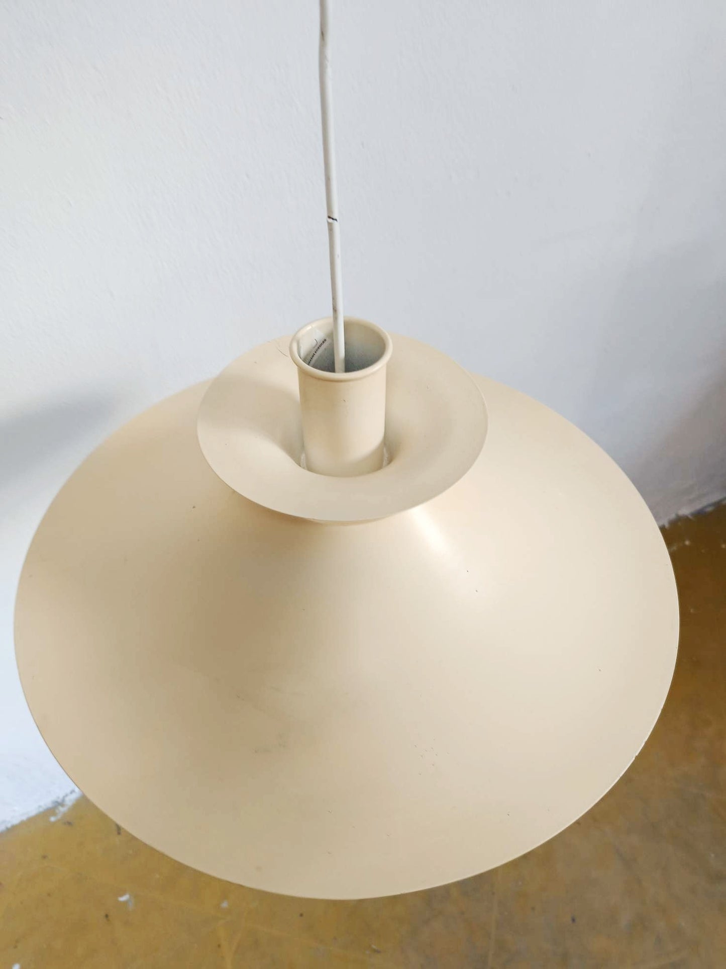 Dettaglio lamelle metalliche disposte a strati illuminazione diffusa controllata