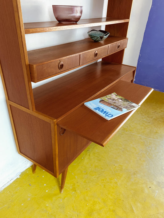 Dettaglio piano estraibile trasformabile superficie lavoro libreria scrittoio scandinava