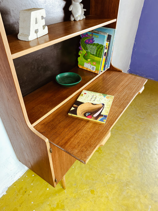 Dettaglio piano estraibile trasformabile postazione lavoro libreria scandinava Troeds