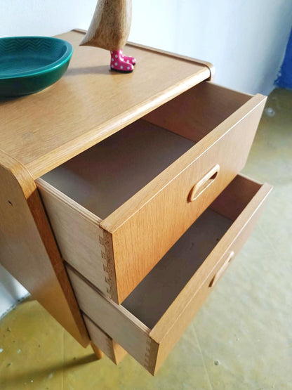 Dettaglio tre cassetti maniglie scavate frontali design funzionalista scandinavo