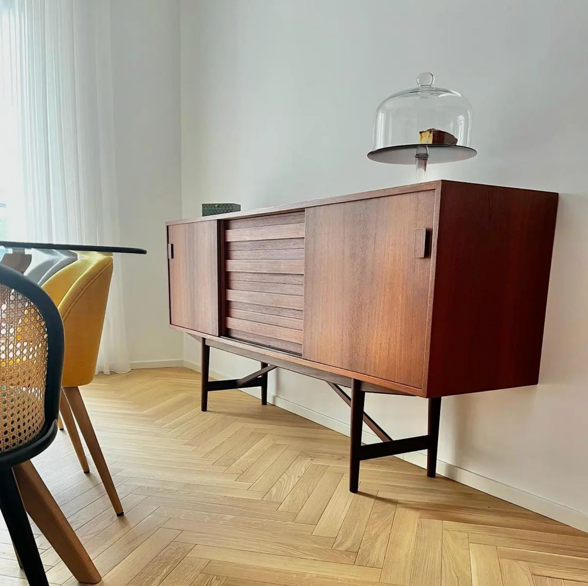 Mobili vintage danesi Lack00danishlab nelle case dei clienti: sideboard, tavoli e sedie in teak in ambienti moderni